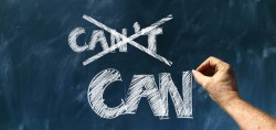 Bild: Motivation Das Bild zeigt eine Tafel, auf der der englische Schriftzug "can´´ t" durchgestrichen ist und der englische Schriftzug "can" dick davor gemalt wird.
