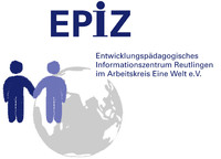 Das Bild zeigt das Logo des EPIZ, zwei blaue Strichmännchen, die sich an den Händen halten vor einer grauen stilisierten Weltkugel. Darüber prangt der Schriftzug EPIZ und darunter in kleiner Schrift der ausgeschriebene Name "Entwicklungspädagogisches Informationszentrum Reutlingen im Arbeitskreis Eine Welt e.V.