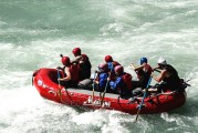 Rafting-Boot mit Personen auf einem Fluß