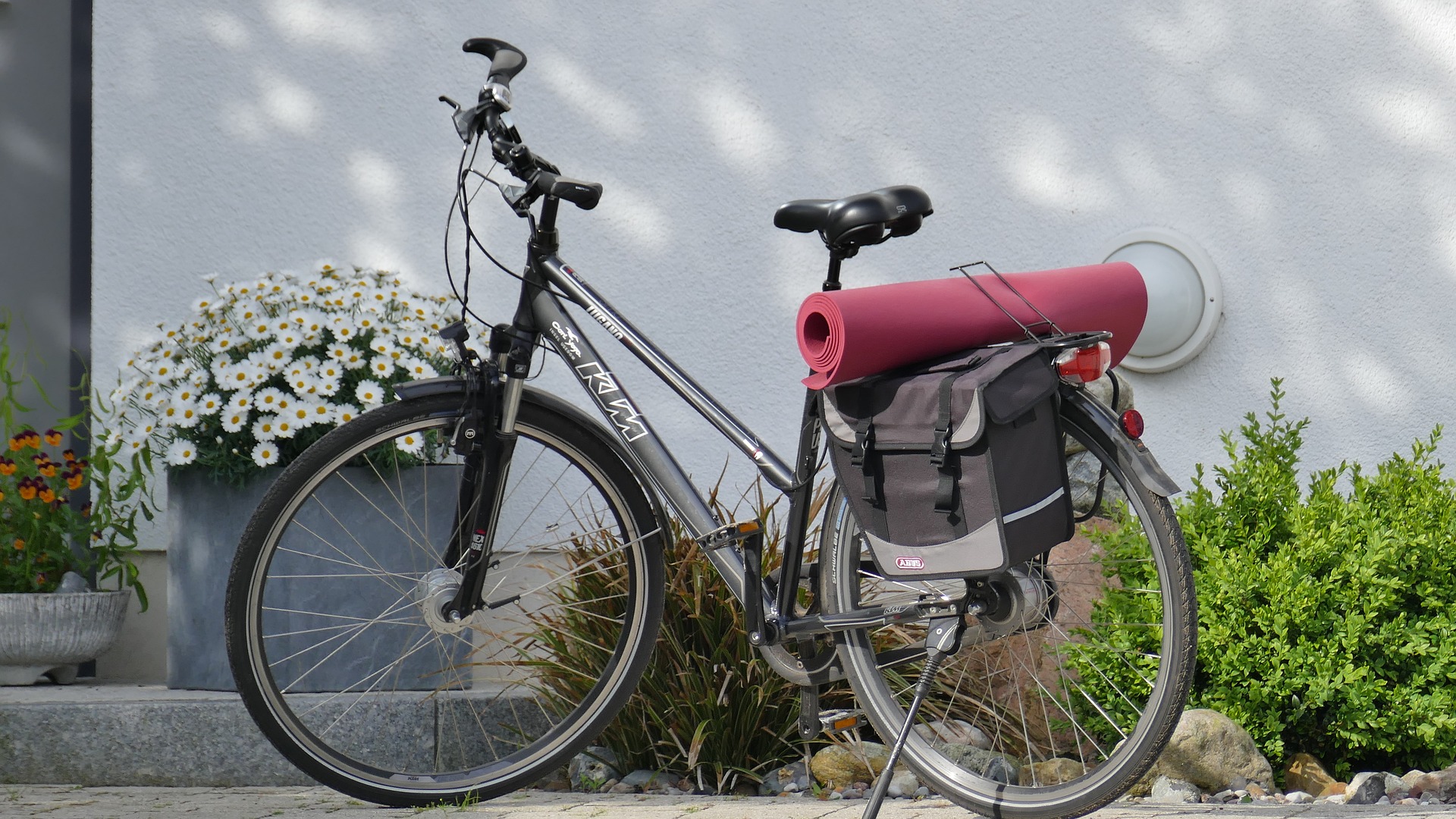 Das Bild zeigt ein geparktes Fahrrad mit Yogamatte.