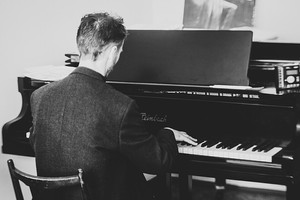 Steinbach grand piano with pianist