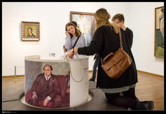 Besucher nutzen museumspädagogisches Angebot im Leopold Museum Besucher nutzen museumspädagogisches Angebot