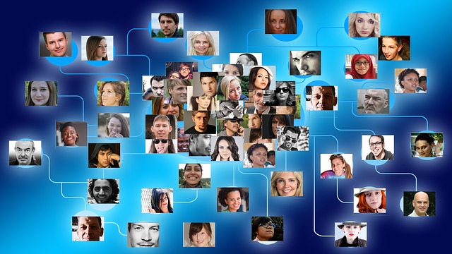 Viele Gesichter werden in einer Art virtuellem Netzwerk angezeigt.