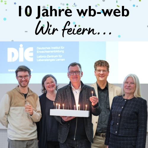 KI generiert: Das Bild zeigt fünf Personen, die eine Feier anlässlich des zehnjährigen Jubiläums von wb-web beim Deutschen Institut für Erwachsenenbildung abhalten. Eine Person hält eine Torte mit Kerzen in der Hand.