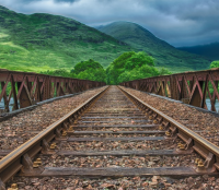 Das Bild zeigt ein Gleis auf einer Brücke.