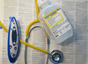 Das Bild zeigt ein Stethoskop und weitere medizinische Geräte.