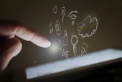 Finger zeigt auf Touchscreen, Zeichnungen von Social Media Logos im Hintergrund