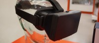 Das Bild zeigt einen durchsichtigen Glaskopf mit einer VR-Brille.