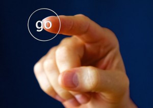 Finger drückt auf  Schriftzug "go"