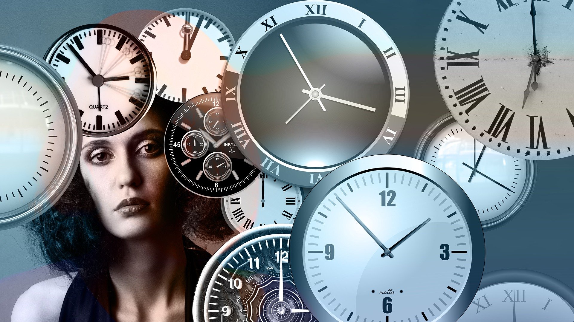 Das Bild zeigt eine Frau und viele Uhren, die verschiedene Zeiten anzeigen.