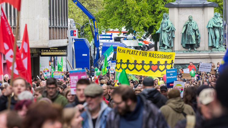 Beispielbild: Ein Protest gegen Rassismus: „Köln stellt sich quer“ im Januar 2025 im Vorfeld der Bundestagswahl.