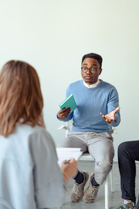 Mann in Gesprächssituation mit weiterer Person