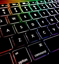 Eine beleuchtetet Tastatur auf einem Laptop