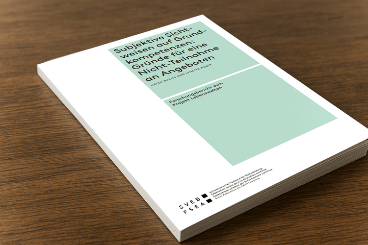 Ansichtsgrafik: Ein gebundenes Dokument mit dem Titel "Subjektive Gründe für Nicht-Teilnahme an Grundbildungsangeboten in der Schweiz" liegt auf einem Holztisch 