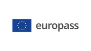 Das Bild zeigt das Logo des Europass - eine Europaflagge mit dem Schriftzug "europass" in Kleinbuchstaben rechts daneben.