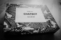 Das Bild zeigt eine Box, auf der Chatbot steht.