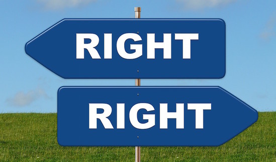 Zwei Verkehrsschilder mit dem Aufdruck "Right". Eins zeigt nach rechts, eins nach links.
