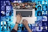 Das Bild zeigt ein Laptop in Aufsicht mit zwei Händen, die auf der Tastatur liegen. Der Bildschirm ist mit kleinen Kacheln mit Menschenköpfen gefüllt, ebenso wie der eingefügte Hintergrund des Bildes.