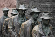 Depression Skulptur mit fünf Männern