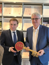 Dr. Volker Ullrich (Vizepräsident) und Sönke Rix (Präsident) der Bundeszentrale für Politische Bildung sind hier abgebildet.