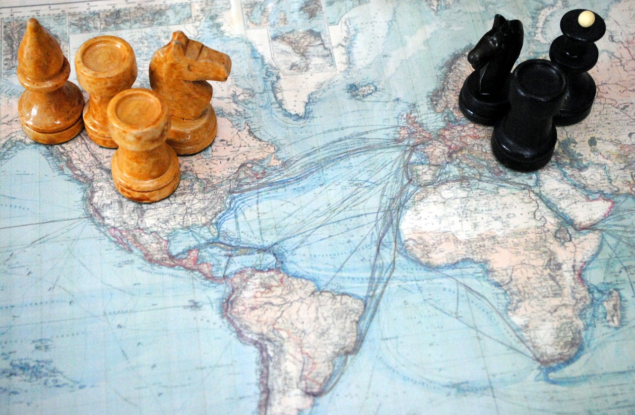 Das Bild zeigt den Ausschnitt einer Weltkarte, auf der verschiedene Schachfiguren stehen.