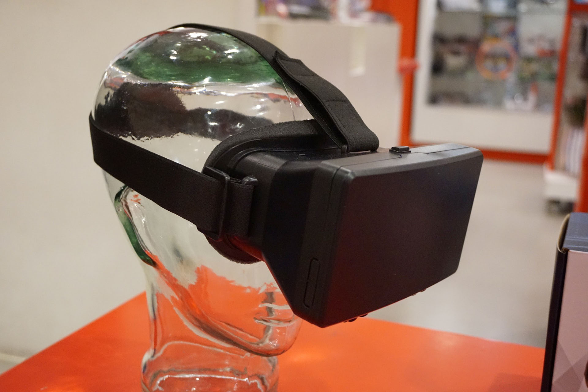 Das Bild zeigt einen Glaskopf mit einer VR-Brille.