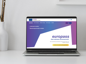 Das Bild zeigt ein Laptop, auf dem die Webseite des Europass geöffnet ist.