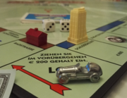 Das Bild zeigt ein Monopoly-Spiel