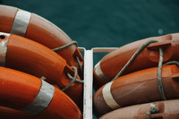 Bild von sechs Rettungsringen