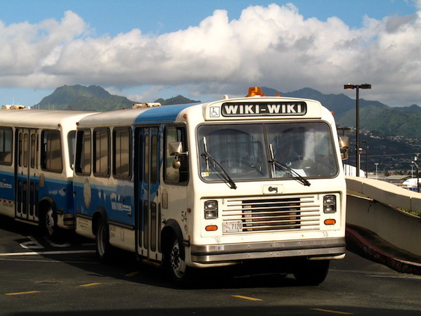Bus am Flughafen Honolulu mit der Aufschrift Wiki Wiki