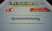 Das Bild zeigt in Nahaufnahme das Titelblatt der Spielanleitung des Spiels "Escape Climate Change".