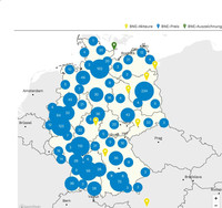 Das Bild zeigt eine Deutschlandkarte mit ganz vielen blauen, verschieden großen Kreisen. In den Kreisen stehen Zahlen. Diese stehen für die verschiedenen Anzahlen an BNE-Akteuren in einer bestimmten Region.