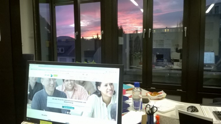Morgendämmerung Computerbildschirm vor Morgenhimmel