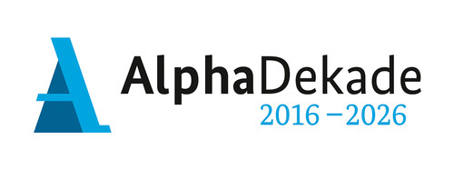 Hier ist das Logo der AlphaDekade 2016–2026 mit dem gleichlautenden Schriftzug abgebildet.