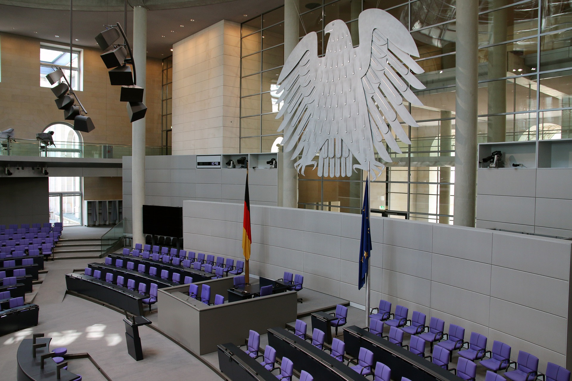 Das Bild zeigt die Regierungsbank und den Bundesadler im Bundestag.