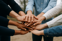 Ansichtsgrafik: Hände in der Mitte eines Kreises.