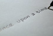 Schrift "Once upon an time" auf Papier, Spitze eines Kugelschreibers