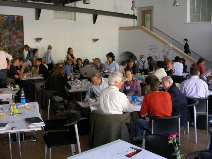 World Café: Diskussion in der Gruppe mit Café-Atmosphäre. World Café: Diskussion in der Gruppe mit Café-Atmosphäre.