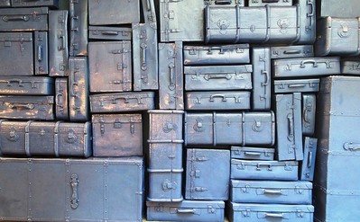 gestapelte grau gefärbte Koffer