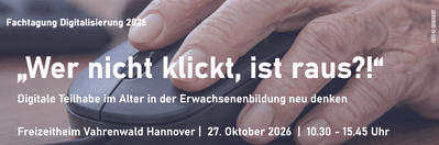Das Bild zeigt eine Hand einer älteren Person auf einer Mouse