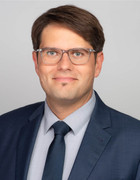 Das Bild zeigt ein Portrait des Professors Dirk Richter.