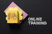KI generiert: Das Bild enthält drei bunte Notizzettel mit einem Symbol für einen Stift und eine Maus, die überlagert sind. Daneben steht der Text "ONLINE TRAINING" auf schwarzem Hintergrund.