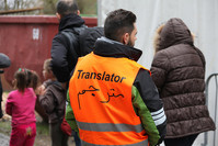 Eine Person mit dem Schriftzug "Translator" auf dem Rücken