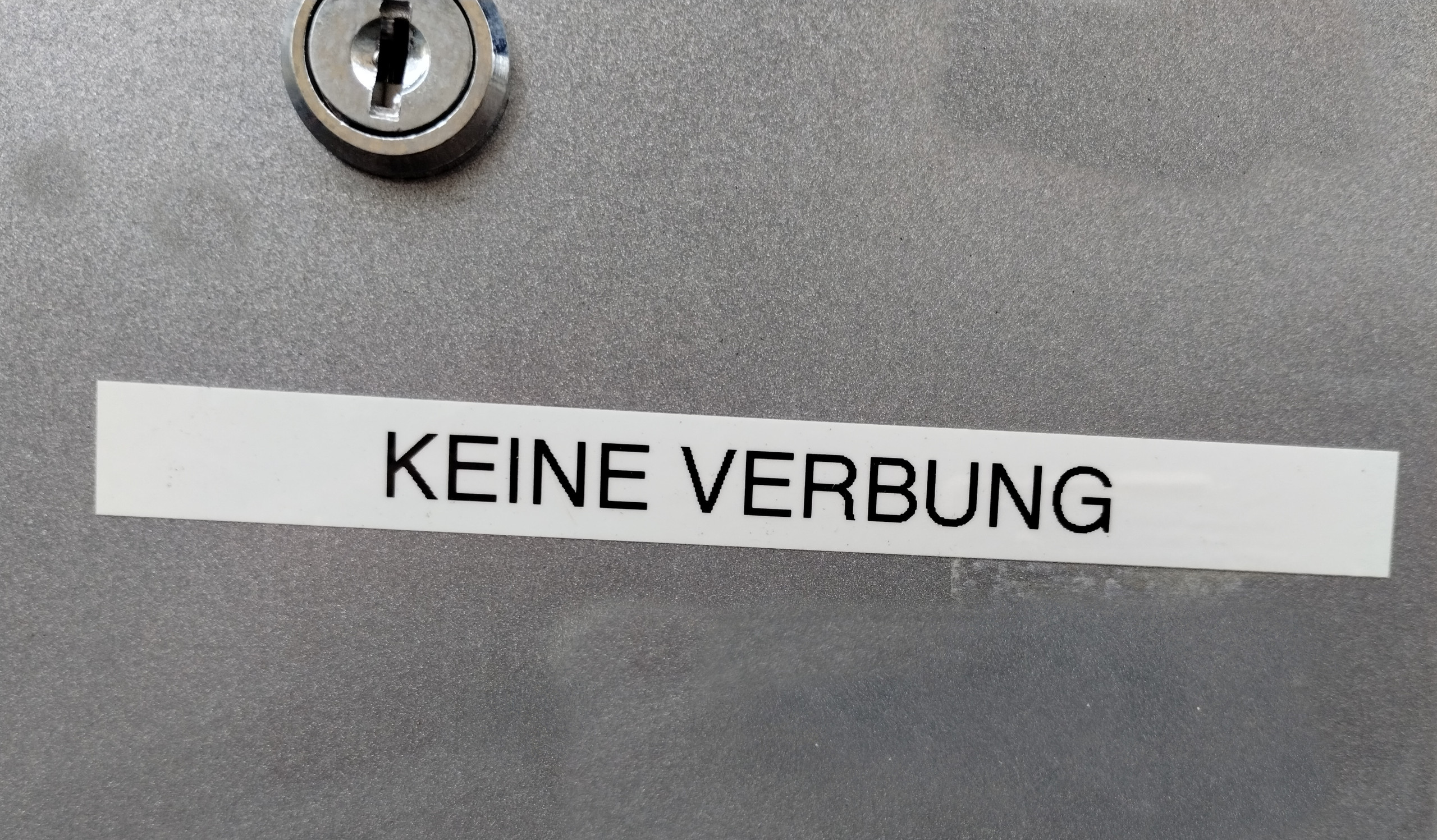 Sprachanwendung schlägt Grammatik Briefkasten mit der Aufschrift "Keine Verbung"