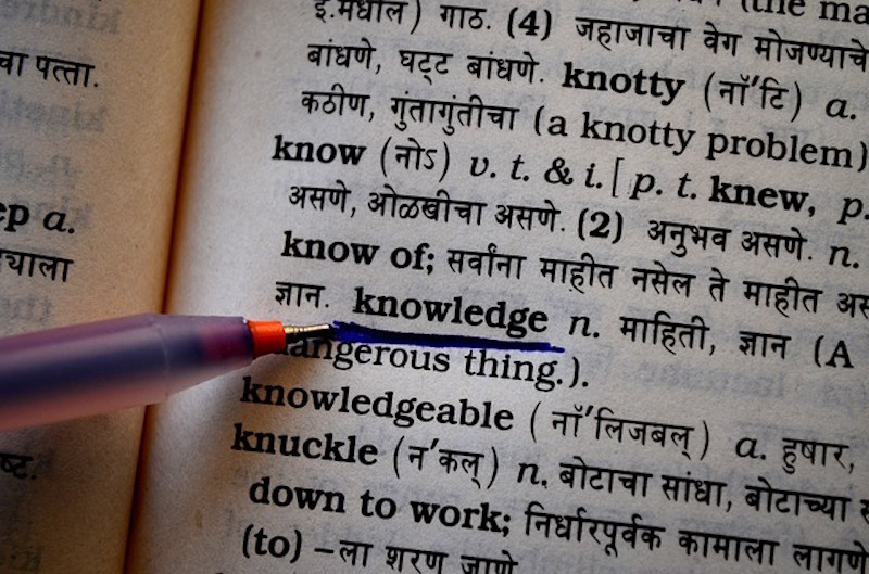 Kugelschreiber markiert das Wort knowledge