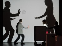 zwei Personen spielen mit einem virtuellen Ball